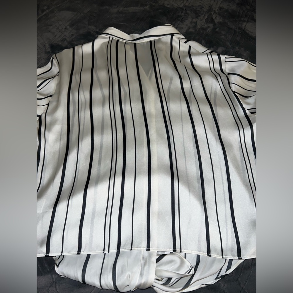 4/$10 Bundle Sale: EUC Long Sleeve Blouse - Picture 5 of 6